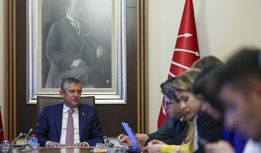 CHP Grup Başkanı Özel, TBMM'de Gazetecilerle Bir Araya Geldi: