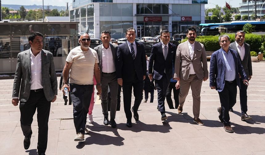 CHP'de olağanüstü kurultay talep eden 833 delegenin imzası genel merkeze teslim edildi
