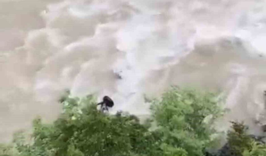 Otomobil Çoruh Nehri'ne Düştü; Baba ile Oğlu Aranıyor