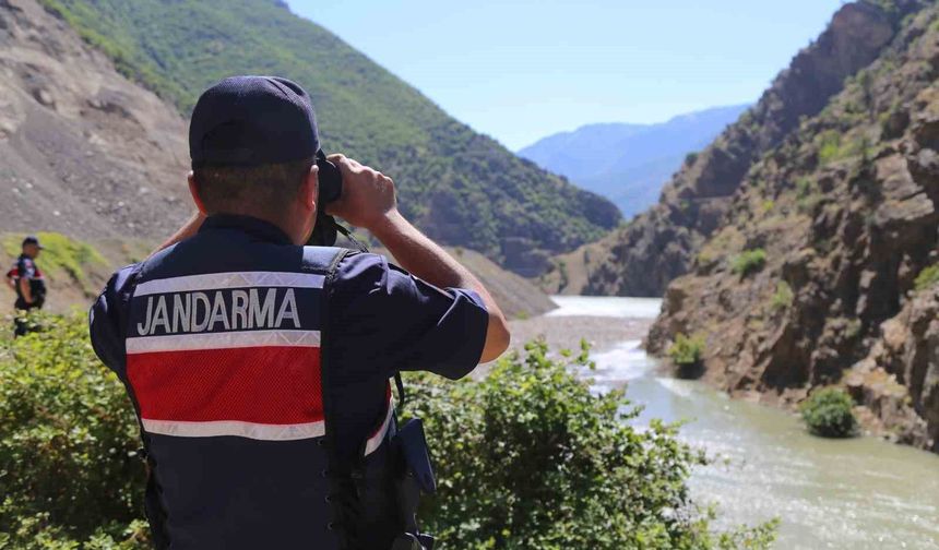 Şavşat Deresi'nde Kayıp Baba ve Oğlunu Arama Çalışmaları Sürüyor