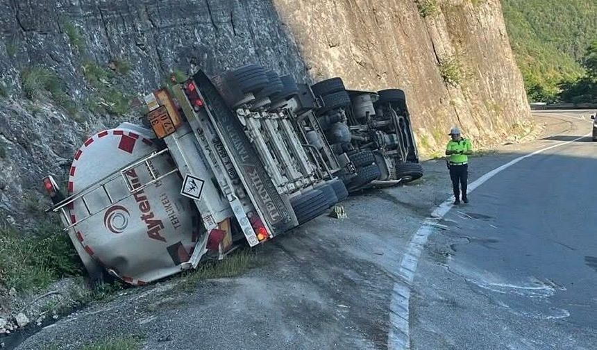 Artvin Borçka Yolu’nda Mazot Yüklü Tanker Devrildi: Facianın Eşiğinden Dönüldü