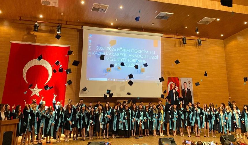Kazım Karabekir Anadolu Lisesi'nde Mezuniyet Coşkusu