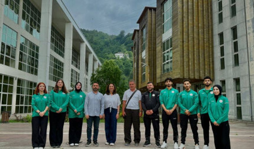 Üniversiteyi Gururlandıran Sporculara Tebrik