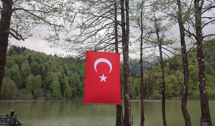 Sis, Orman ve Göl Aynı Karede: Karagöl Hayran Bırakıyor