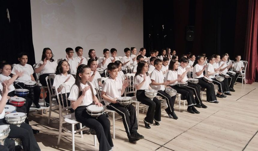 Minik Eller Darbukayla Anadolu’yu Sahneye Taşıdı