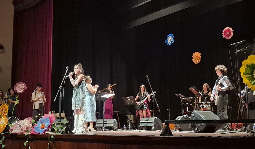 Artvin Fen Lisesi'nde Büyük Konser: Baharın Coşkusu 90'ların Ruhuyla Buluştu!
