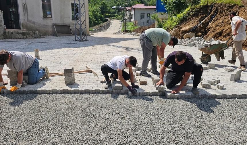 Artvin’de köy mahalle yollarına kilitli parke taşı