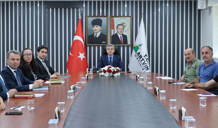 Artvin Valisi Ergün, muhtarlarla bir araya geldi