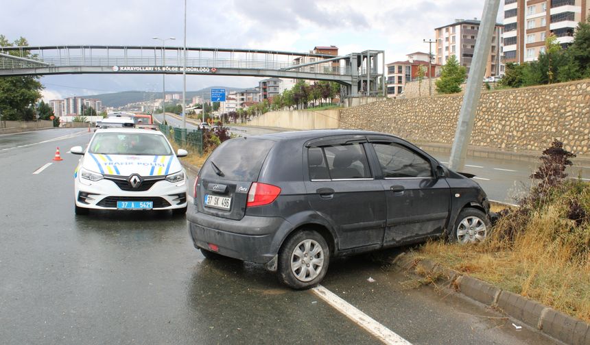 Aydınlatma direğine çarpan otomobildeki 3 kişi yaralandı