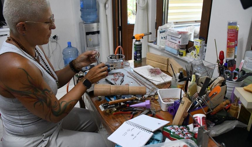 Emekli elektrik mühendisi mesleğinden aşina olduğu bakıra atölyesinde şekil veriyor