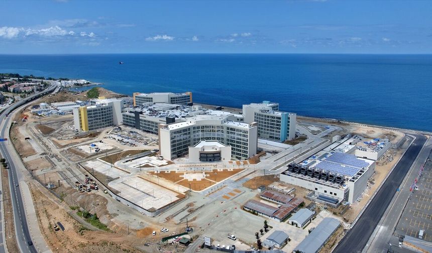 Sağlık Bakanı Memişoğlu, Trabzon Şehir Hastanesi inşaatında incelemelerde bulundu:
