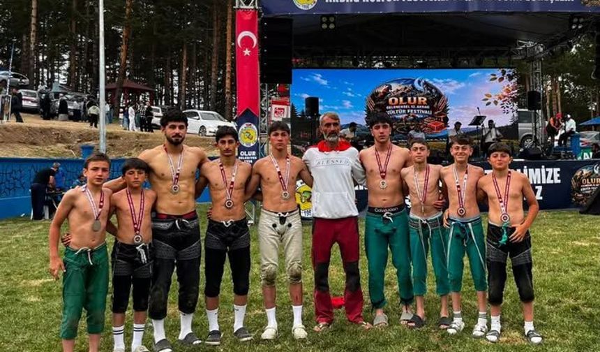Güreşçilerden Madalya Yağmuru