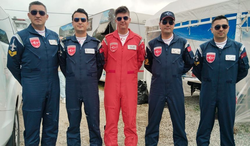 Muhteşem gösteri hava muhalefetine takıldı