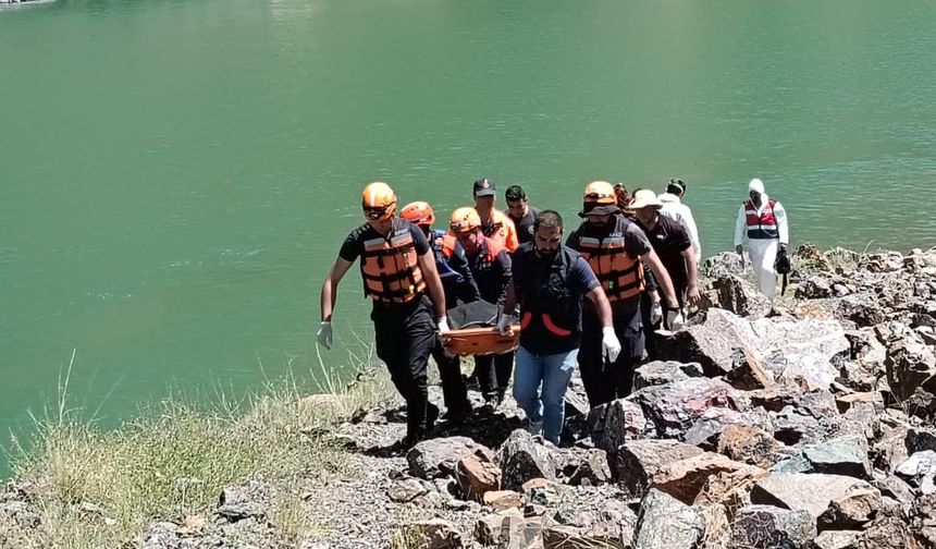 Şavşat Çayı'nda Kaybolan Babanın da Cansız Bedenine Ulaşıldı