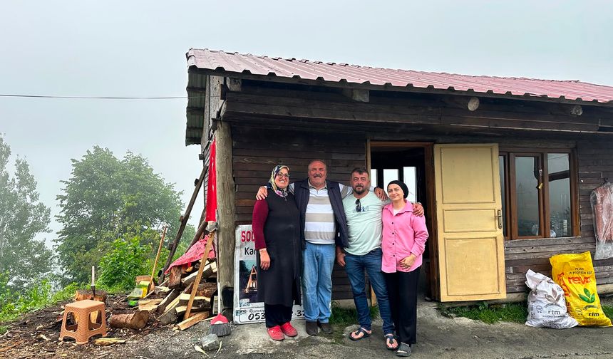 Emekli Oldu, Her Yaz Memleketine Gelip Turistleri Ağırlıyor