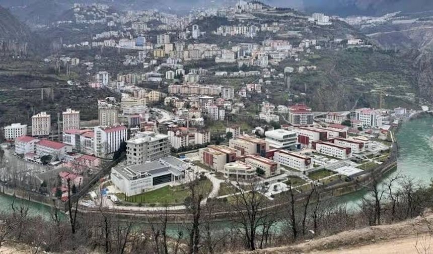 Hopa'da Fuhuş Operasyonu: 10 Tutuklama, 26 Yabancı Uyruklu Şahıs Sınır Dışı Ediliyor