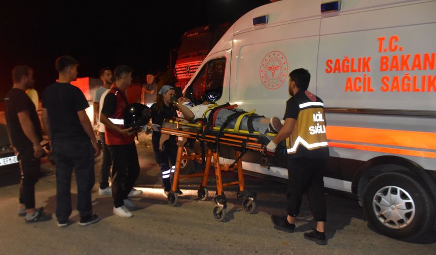 Boyabat'ta otomobille çarpışan motosikletteki 2 kişi yaralandı