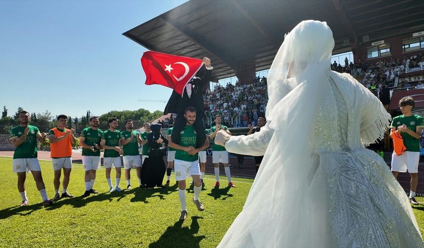 Final maçını kaçırmak istemeyen çift, gelinlik ve damatlıkla stadyuma geldi