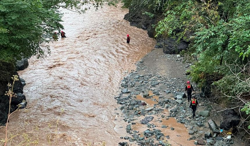 Giresun'da sel sularına kapıldığı değerlendirilen 2 kişi için arama çalışması başlatıldı