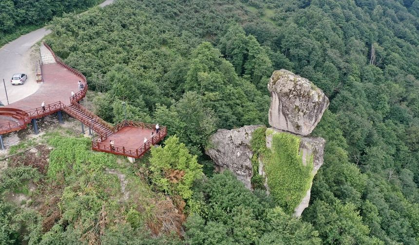 Giresun'daki 'Gelin Kayası' doğal oluşumuyla ziyaretçileri şaşırtıyor