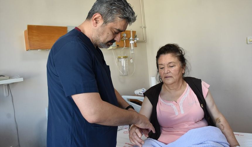 Görme kaybı şikayetiyle gittiği hastanede tıkalı şah damarı el bileğinden operasyonla açıldı