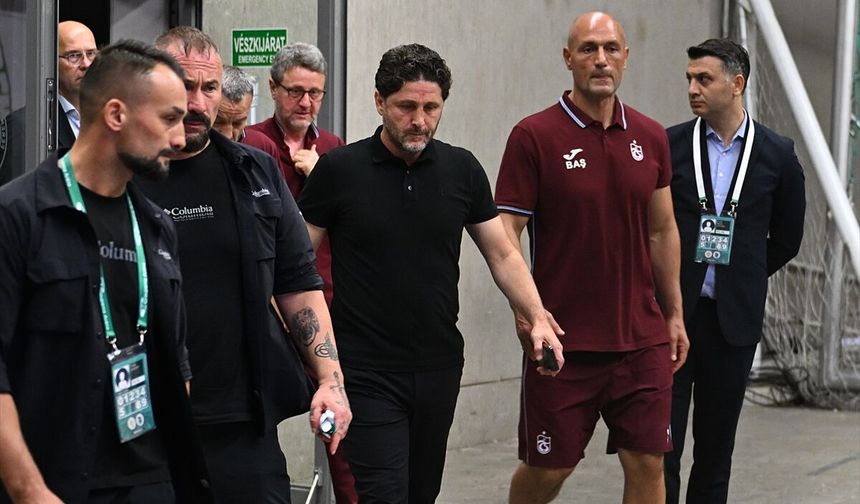 Trabzonspor'daki görevinden istifa ettiğini açıklayan Fatih Tekke, takım otobüsüyle stattan ayrıldı