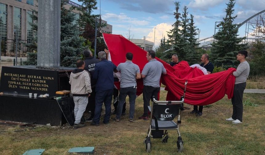 Erzurum'da bayrak sevgisi tek yürek oldu: Vatandaş ve görevliler ele ele verdi