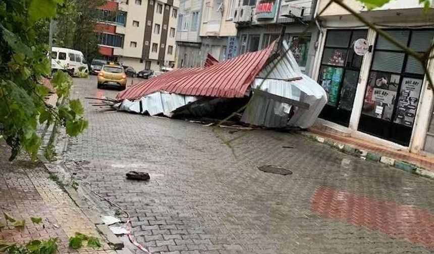 Fırtınada Uçan Çatı Aracın Üzerine Düştü