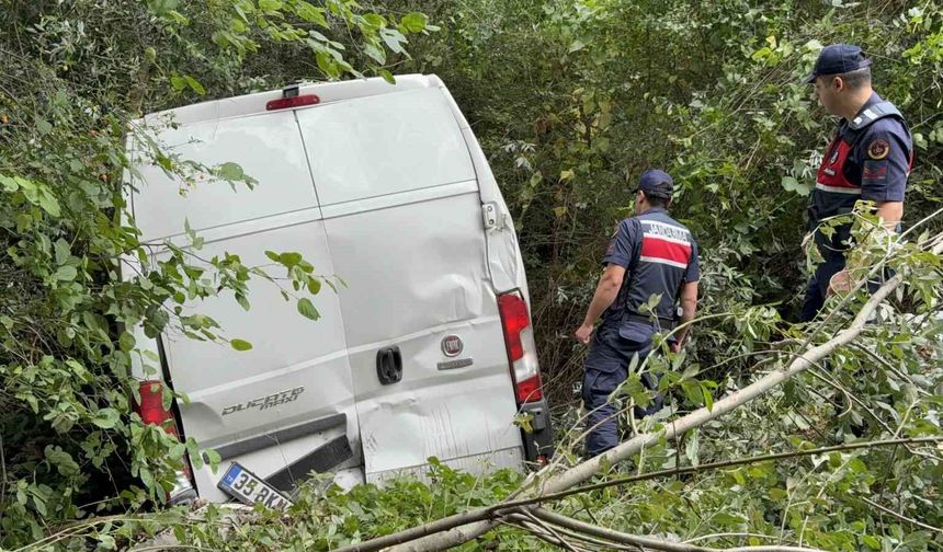 Samsun'da minibüs şarampole yuvarlandı: 2 yaralı