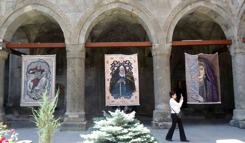 Türkiye'de bir ilki yapıyor: Kilim üzerine fırçasıyla Türk tarihini resmediyor