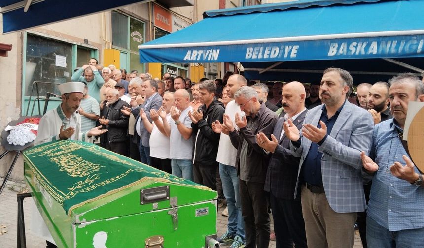 Artvin’in Sevilen Esnafı Servet Karakolcu Son Yolculuğuna Uğurlandı