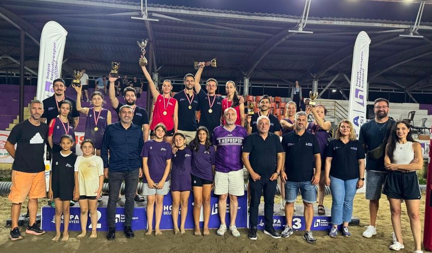 Hopa’da Plaj Voleybolu Heyecanı Sona Erdi