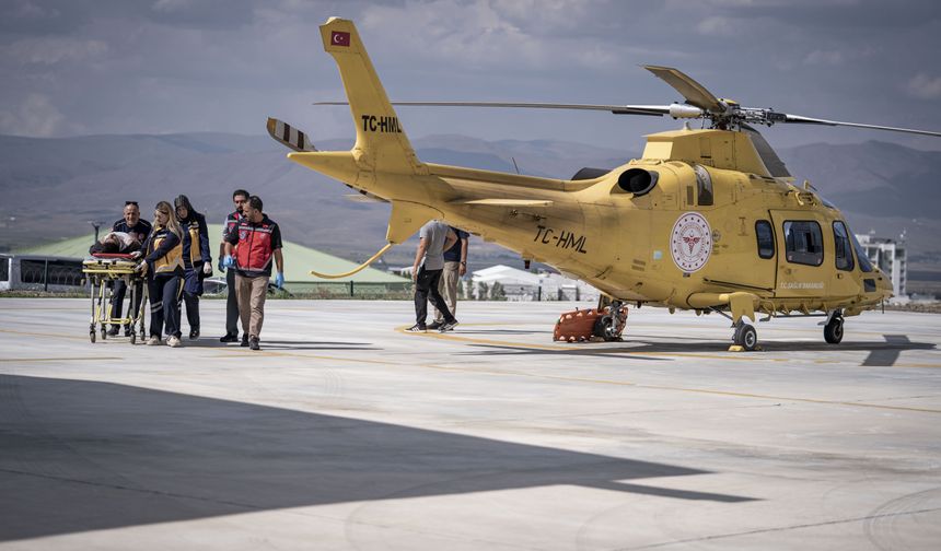 Traktörün altında kalan genç ambulans helikopterle hastaneye kaldırıldı