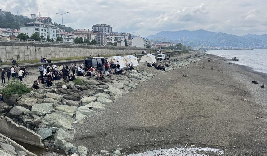 Rize'de denizde kaybolan çocuğu arama çalışmaları sürüyor