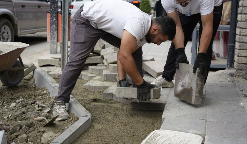 İnönü Caddesi’nde Kaldırımlar Yenileniyor