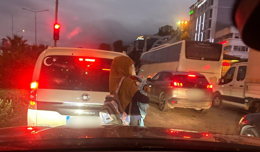 Hopa’da Dikkat Çeken Görüntü: Çocukla Dilenen Kadın İçin Yetkililer Ne Yapıyor?