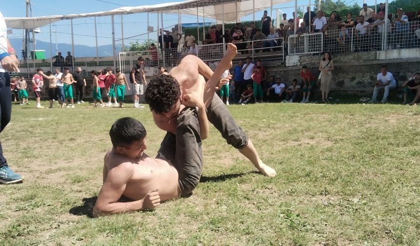 Şampiyonada Karakucak Güreşleri Heyecanı