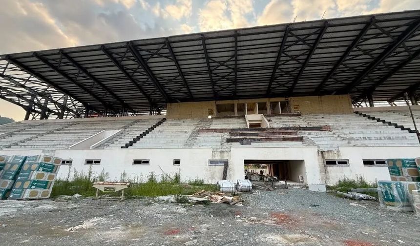 Hopa İlçe Stadı’nda Çalışmalar Sürüyor