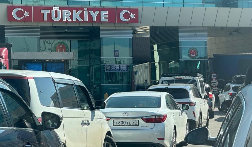 Sarp’ta Titiz Gümrük Kontrolleri Kuyruk Oluşturuyor