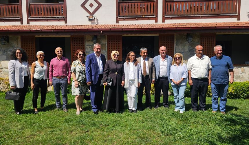 ARTVİNLİLER HİZMET VAKFI’NDAN EĞİTİME TAM DESTEK