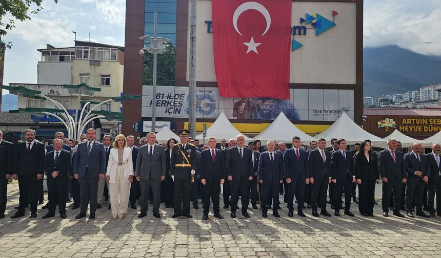 Zafer Bayramı Çelenk Töreniyle Başladı