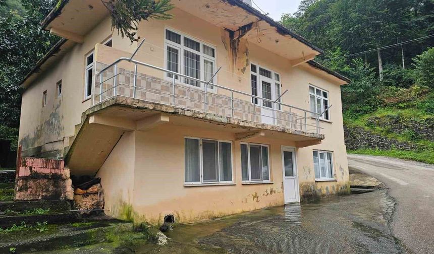 İki Katlı Evin Altından Çıkan Su Görenleri Şaşkına Çeviriyor