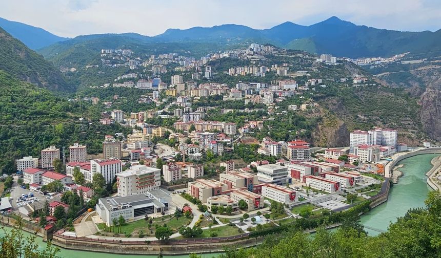 Artvin’de Siyasetin Gündemi Hizmet Mi, Polemik Mi?