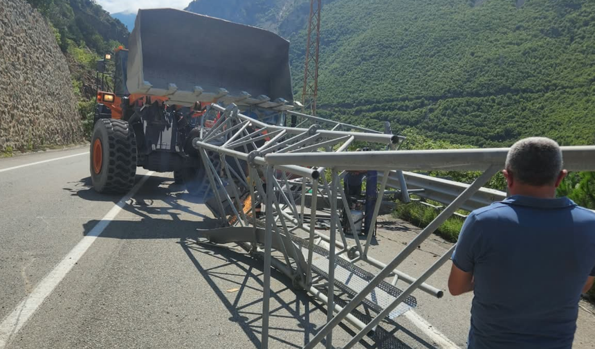 Seyir Halindeki Çekicinin Damperi Tabelaya Çarptı
