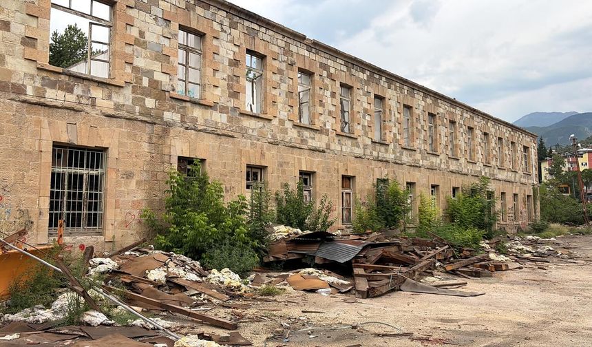 Yeni Parti Ardanuç’tan Tarihi Lise İçin Sert Tepki: “Göz Göre Göre Çürümeye Terk Edildi”