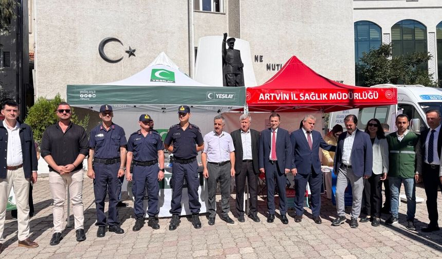 Yeşilay Artvin Şubesi, Halk Sağlığı Haftası’nda Stand Açtı