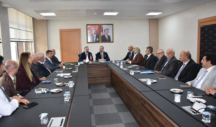 Beraat Şahin, Yusufeli’nde Okul Müdürleriyle Bir Araya Geldi
