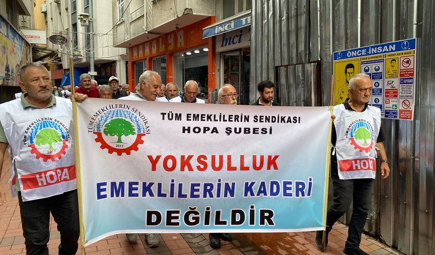 HOPA’DA EMEKLİLER SOKAĞA ÇIKTI