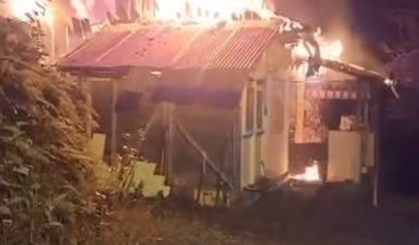 Gece Çıkan Yangında Ev Kullanılamaz Hale Geldi