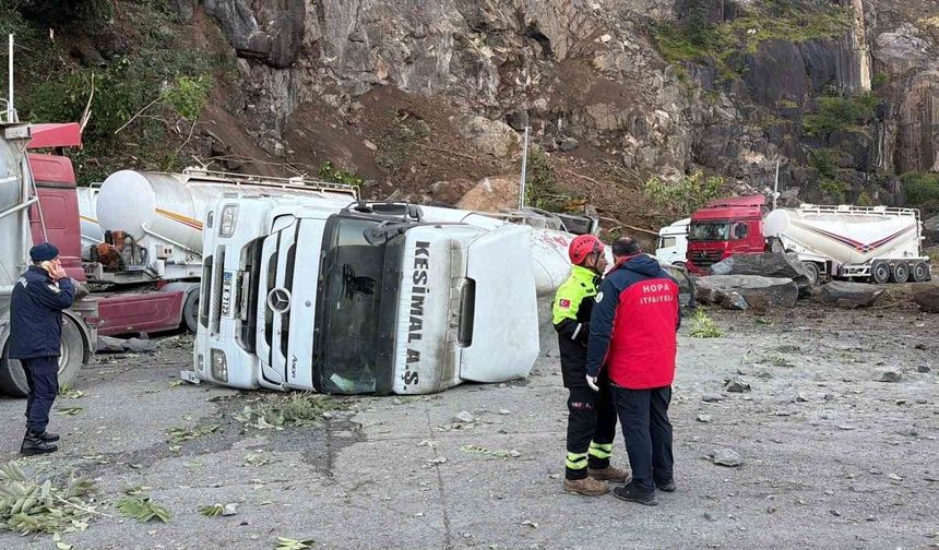 Karadeniz Sahil Yolu'nda Dev Kaya Tehlikesi